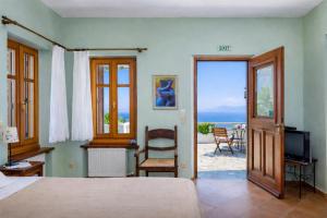 ein Schlafzimmer mit Bett und Meerblick in der Unterkunft Stolios Skopelos - Panoramic Seaview Gems in Skopelos