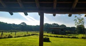 a view of a cabin in a field at 't Buitenverblijf Erve Punte in Losser