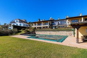 a house with a swimming pool in a yard at Bellavista by Whale Homes in Padenghe sul Garda
