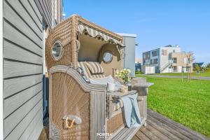 a dog house on the side of a building at Tortuga in Olpenitz