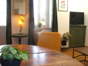 a living room with a table and a lamp at Le Cosy Nid in Leyme