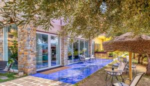 ein Haus mit Swimmingpool im Garten in der Unterkunft Myrtus Agropoli in Agropoli