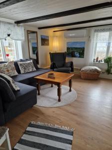 a living room with a couch and a coffee table at Kolmårdstorpet Blomsätter in Kolmården