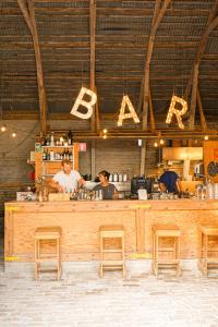 a bar with two men standing behind a counter at Bungenäs Badhotell in Fårösund