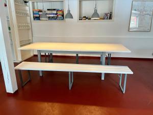 a table and a bench in a room at Rinkenæshus Hytte A in Gråsten