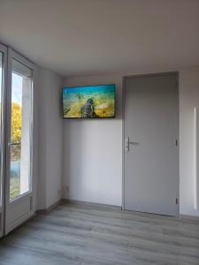 an empty room with a painting on the wall at Le Rocher au Thym in Limoux
