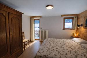 a bedroom with a bed and a window at Appartamento Alta Valle Maira - Provenzale in Villaro