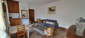 a living room with a blue couch and chairs at Le Clos du Bohon, 90m2 , calme dans l'Oise ,15 mn de Gisors et son chateau in Labosse