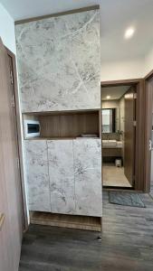 a bathroom with a marble wall with a sink at Homestay đẹp và rẻ r105 in Gia Lâm Pho