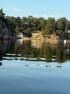 Blick auf ein Gewässer mit Häusern in der Unterkunft SOMMERBO- brygge, båt og bil-lader in Kristiansand + 9 Fotos