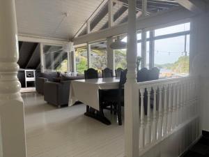 ein Esszimmer und ein Wohnzimmer mit Tisch und Stühlen in der Unterkunft SOMMERBO- brygge, båt og bil-lader in Kristiansand
