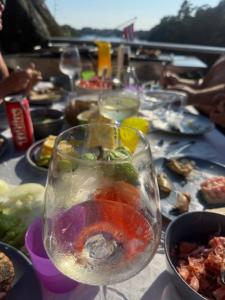 ein Tisch voller Weingläser und Speisen in der Unterkunft SOMMERBO- brygge, båt og bil-lader in Kristiansand
