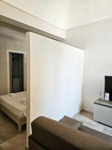 a bedroom with a bed and a tv in a room at La Guglia - Maison à Porter in Vasto
