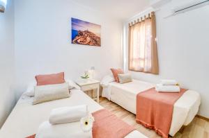 a room with two beds and a window at Ideal Property Mallorca - Bella Italia in Alcudia