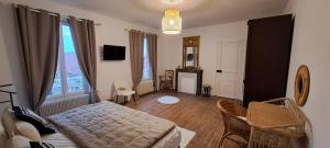 a living room with a bed and a living room with at Le Clos du Bohon, 90m2 , calme dans l'Oise ,15 mn de Gisors et son chateau in Labosse