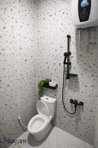 a bathroom with a toilet and a shower at Alayam Villa Padalarang near whoosh, wahoo waterworld & ikea in Padalarang +44 photos
