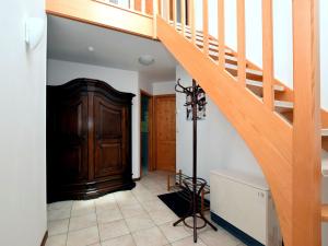 un couloir avec un escalier et une porte en bois dans l'établissement Beautiful Holiday Home in Durbuy with Garden, à Septon