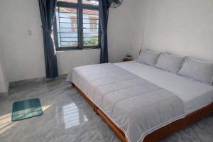 a large bed in a room with a window at Anh Dung Homestay in Ga Thừa Lưu