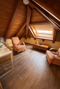 an attic room with two chairs and a table at hostal Saint James Way in Cacabelos