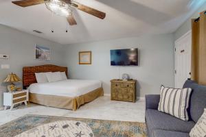 a bedroom with a bed and a couch at Beautiful coastal studio condo with pool in Santa Rosa Beach