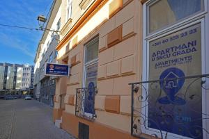 a sign on the side of a building at Apartmani u srcu grada in Zrenjanin