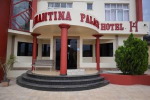 a building with a sign for a hotel at Diamantina Palace Hotel in Morro do Chapéu