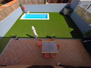 an overhead view of a backyard with a swimming pool at La Casa Sahi in Gáldar