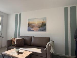 ein Wohnzimmer mit Sofa und Tisch in der Unterkunft Schmidt-einander in Norderney