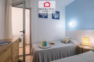 a room with a bed with a hat on it at Paradís Platja Apartment in Palamós