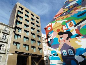 um edifício com um mural na lateral em Lisbon Sao Bento Hotel em Lisboa