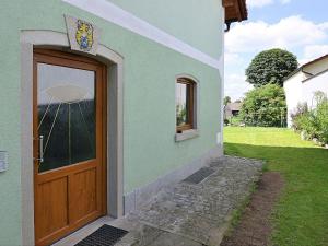 EslarnにあるModern apartment in Bavaria with gardenの木の扉と庭のある家