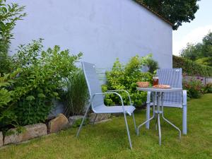 EslarnにあるModern apartment in Bavaria with gardenの庭の椅子2脚とテーブル