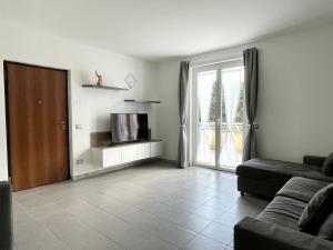 a living room with a couch and a television at Relax Ligure in Boissano