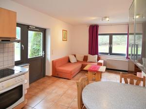 uma sala de estar com um sofá e uma mesa em Apartment with private terrace in H ddinge em Bad Wildungen