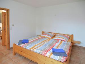 a bed in a room with two blue towels on it at Wohnung mit eigener Terrasse in Hüddinge in Bad Wildungen