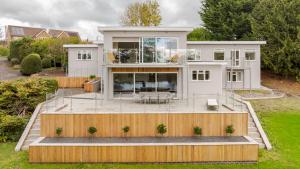 a large white house with a wooden fence at The Nait in Fladbury +21 photos