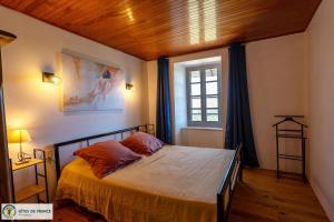a bedroom with a bed and a window at "Gîte de Bel Horizon" in Broquiès