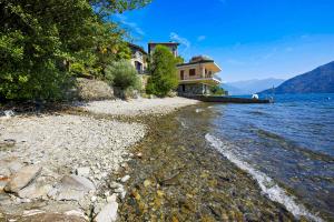 a house on the shore of a body of water at Casa La Terrazza Uno C in Cannobio
