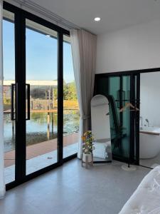 a bedroom with a tub and a bathroom with a view at Baan mae resort in Ban Takat Ngao