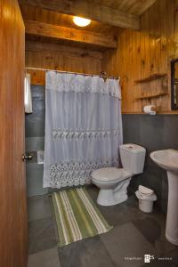 Een badkamer bij Antuquelen Lodge Cabañas