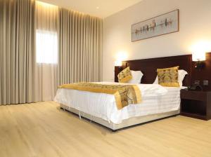 a bedroom with a large bed in a room at قصر الرحابة للشقق المخدومة in Hawāyā