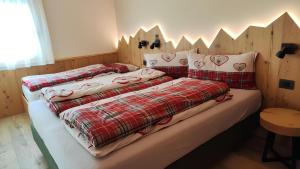 two beds sitting next to each other in a bedroom at Camping Val di Sole in Peio