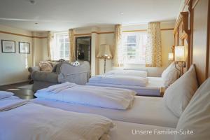 a room with four beds and a couch at Das Lamm Heidelberg in Heidelberg
