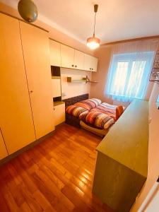 a bedroom with a bed and a desk in it at Wohnen auf der Sonnenseite in Gloggnitz