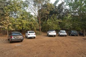 a group of cars parked on a dirt road at Treebo Premium Mowgli's Den, Pench Tiger Reserve, Turia in Khawāsa +82 photos