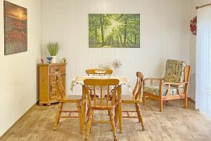 a dining room with a table and chairs at Gartenblick in Lübbenau