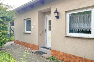 a house with a white door and a window at Gartenblick in Lübbenau