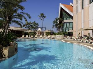 a large swimming pool with chairs and a building at The Heritage Grand Khon Kaen Hotel and Convention in Khon Kaen +96 photos