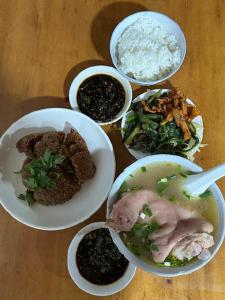 a group of bowls of food on a table at 恩宜客栈 in Dujiangyan