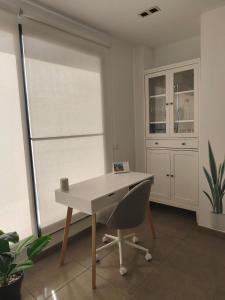an office with a white desk and a chair at Apartamento Sunshine Grao in Burriana